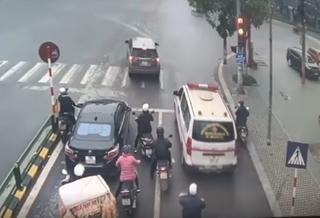 Vượt đèn đỏ để nhường đường cho xe cứu thương thì có bị phạt?
