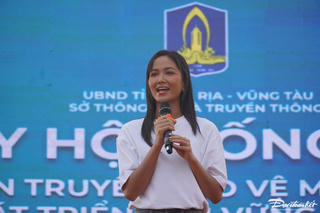 Hoa hậu H'Hen Niê ‘xúm tay’ cùng ngư dân thu gom rác ở biển Phước Hải