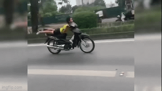 Xác minh clip nam thanh niên nằm yên xe máy, lao vun vút tại làn BRT