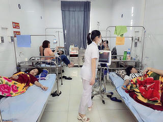 Bất an quà vặt cổng trường