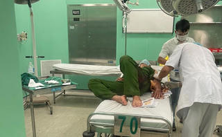 Khuyên can bất thành, Phó trưởng Công an phường bị chém nhập viện