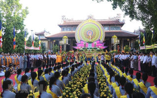 Hàng ngàn Tăng Ni, Phật tử dự Đại lễ Phật đản Phật lịch 2567 tại Việt Nam Quốc Tự
