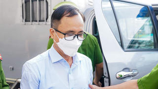 Cựu Bí thư Tỉnh ủy Bình Dương cùng các bị cáo bị áp giải đến tòa