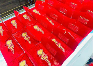 Quà tặng bông hồng vàng, trái tim vàng cháy hàng dịp 8-3