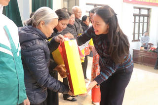 Phó Chủ tịch - Tổng Thư ký Nguyễn Thị Thu Hà thăm, tặng quà Tết tại Ninh Bình