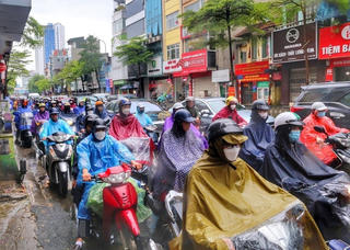 Mưa to đầu giờ sáng, Hà Nội ùn tắc cục bộ