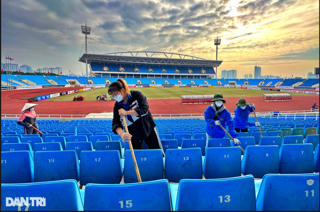 Hơn 100 tình nguyện viên khẩn trương vệ sinh 'thay áo mới' cho sân Mỹ Đình