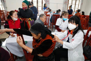 Độ tuổi hưởng trợ cấp hưu trí xã hội: Đề xuất hạ từ 80 xuống 75 tuổi