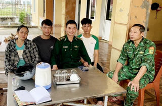 Hai ngư dân may mắn thoát nạn sau khi bị chìm bè trên biển