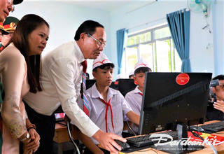 Phó Chủ tịch Quốc hội Trần Quang Phương dự Lễ khai giảng năm học mới ở Quảng Ngãi