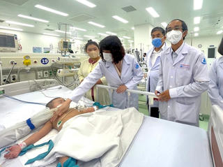 Bệnh tay chân miệng diễn biến phức tạp: Nguy cơ lây lan từ người lớn