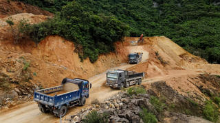 Hà Tĩnh: Mỏ đá hết hạn nhưng vẫn ‘tuồn’ đất ra bán?