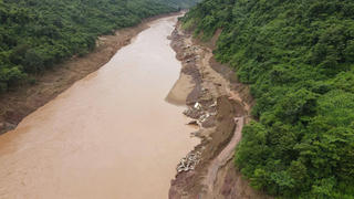 Vượt hiểm nguy gùi hàng về bản