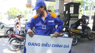 Giá xăng cao gây khó cho nền kinh tế