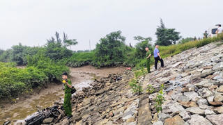 Hà Tĩnh: Phát hiện thi thể hai thanh niên tử vong dưới chân đê