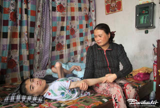 Quảng Nam: Xót xa người mẹ chăm con trai bị teo cơ bẩm sinh