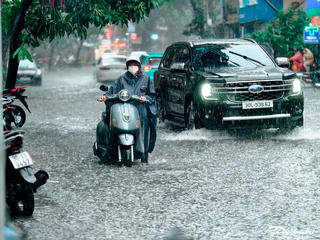 Hà Nội: Mưa bất chợt, nhiều tuyến phố bị ngập, người dân vất vả di chuyển
