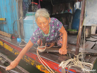 Người dân xóm chài tránh bão