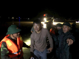 Hà Tĩnh: Chìm tàu du lịch, hàng chục du khách hoảng loạn nhảy xuống biển