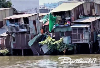 TP Hồ Chí Minh: 2 hộ dân bị ảnh hưởng trong vụ sập nhà ven kênh rạch