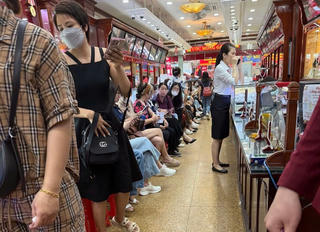 Giá vàng vượt 120 triệu đồng/lượng có nên tranh thủ mua vào?