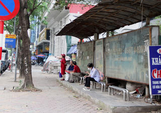 ẢNH: Nhếch nhác, hôi hám như nhà chờ xe buýt giữa Thủ đô