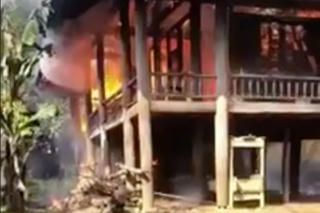 Cháy nhà sàn vì đốt lửa sưởi ấm cho trâu bò