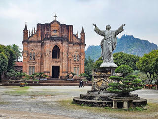 Ngắm Đan viện cổ với khung cảnh 'đẹp như trời Âu'