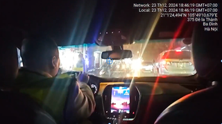 Cảnh sát giao thông mở đường đưa bé 3 tuổi bị ngất trên xe khách đến viện