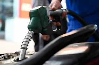 Giá xăng RON95-III giảm nhẹ, còn 20.607 đồng/lít