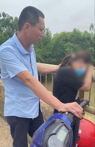 Người phụ nữ dắt con trai 9 tuổi định nhảy cầu tự tử