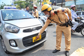 Tài xế che biển số xe: Muôn vàn lý do chống chế