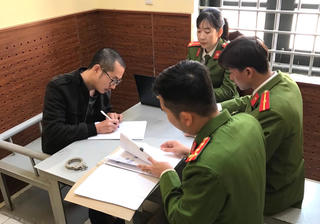 Bắt đối tượng tham gia đường dây đánh bạc nghìn tỷ tại Hòa Bình