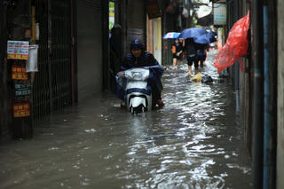 Sáng 5/6, hơn 7.000 lượt sấm sét dội xuống đất ở Hà Nội