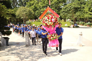 Giáo viên, học sinh Trường song ngữ Lào - Việt Nam Nguyễn Du về thăm quê hương Bác Hồ