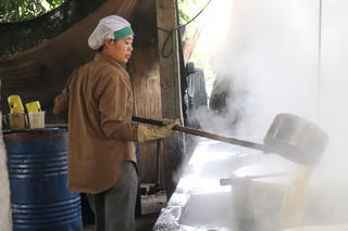 Làng nấu mật mía đỏ lửa vào mùa Tết