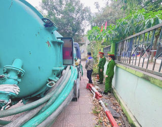 Hà Nội: Phát hiện xe ô tô xả trộm chất thải ra môi trường