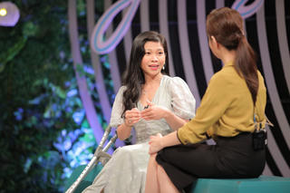 Cô gái khuyết tật truyền cảm hứng với nhà hàng hạnh phúc 