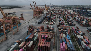 Gỡ “điểm nghẽn” logistics để bứt phá