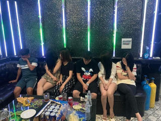 Tạm giữ 8 người sử dụng ma túy trong quán karaoke Oxy