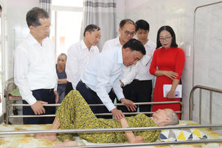 Thường trực Ban Bí thư Trần Cẩm Tú thăm Mẹ Việt Nam anh hùng và người có công