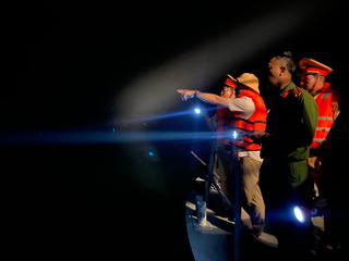 [Ảnh] Xuyên đêm tìm kiếm cứu hộ trực thăng gặp nạn trên biển