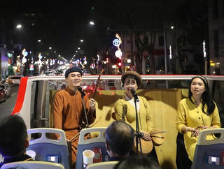 Khi xẩm lên xe bus