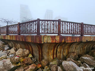 Hệ thống lan can sắt gãy đổ dọc bờ biển Sầm Sơn