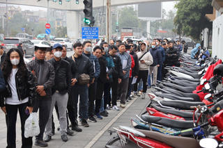 Hà Nội: Người dân xếp hàng dài, đội mưa chờ 10 tiếng không đổi được giấy phép lái xe