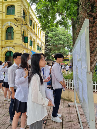 Thí sinh chính thức làm thủ tục dự thi tốt nghiệp THPT năm 2023