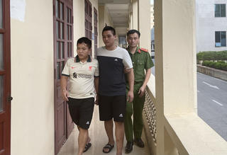 Dùng điếu cày ‘đối kháng’ với dao dài, một người đàn ông bị chém trọng thương