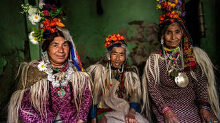 Cộng đồng 'Aryan': Sự thật được che giấu phía sau những bộ quần áo 'kỳ lạ' và những cuộc hôn nhân 'đa ái'