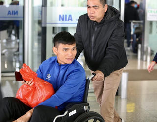 Đội tuyển Việt Nam về nước, Xuân Mạnh phải ngồi xe lăn