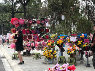 [ẢNH] Hà Nội: Cửa hàng bán hoa ngang nhiên lấn chiếm vỉa hè dịp 8-3